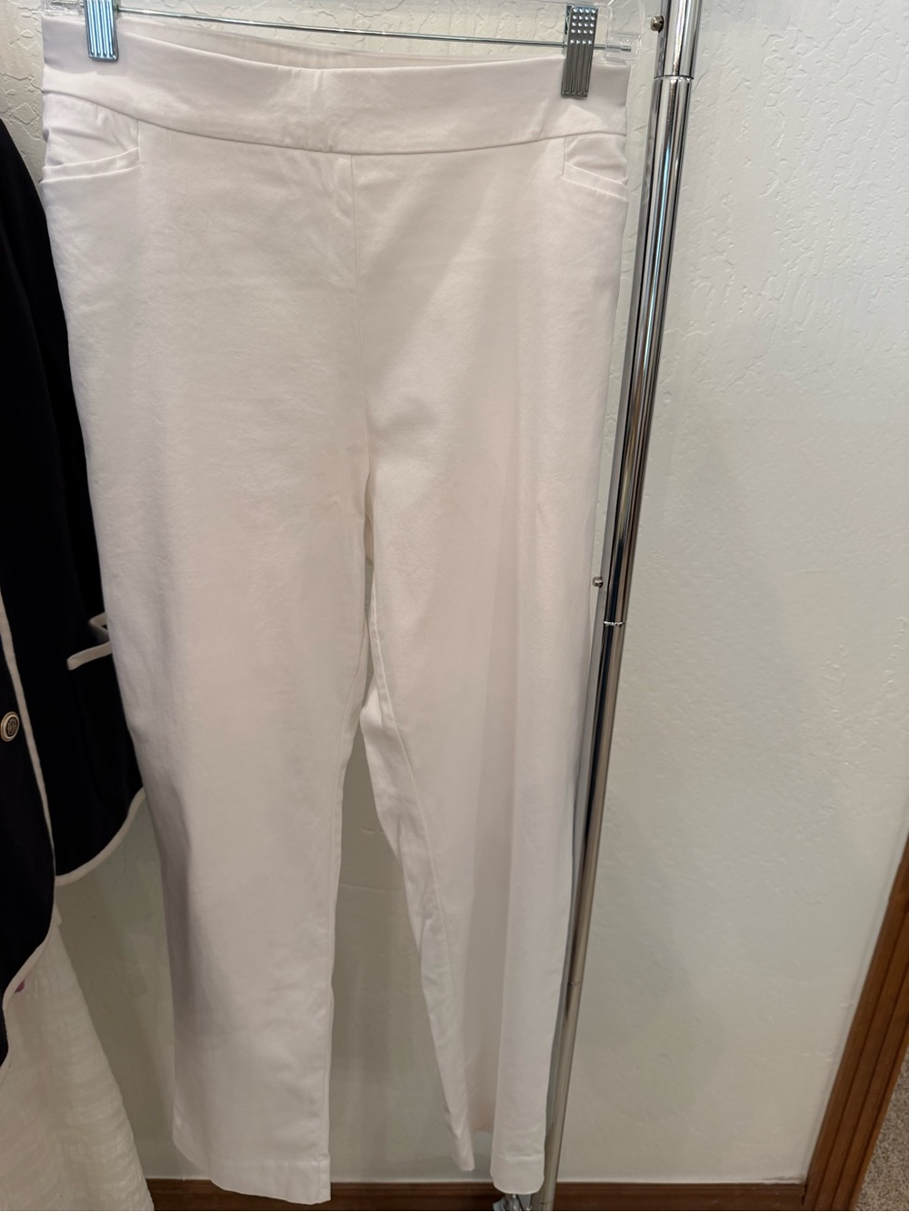Chico's White Pull-On Cropped Slim Pants